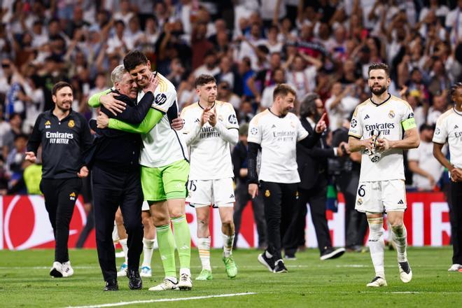 Carlo Ancelotti se abraza a Thibaut Courtois tras clasificarse para la final de la Champions en Wembley 
