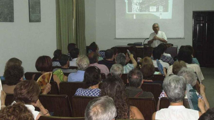 José Navarro Talegón se dirige al público que se congregó en la Casa de Cultura para escuchar su charla.