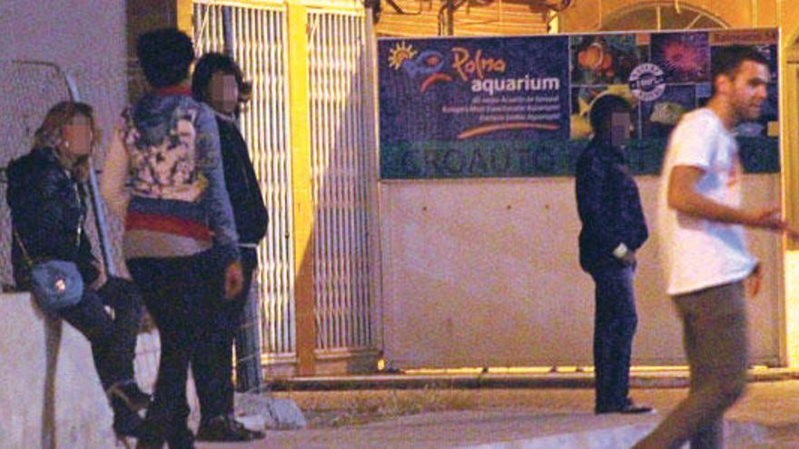 Un grupo de prostitutas, en una calle de la Playa de Palma.