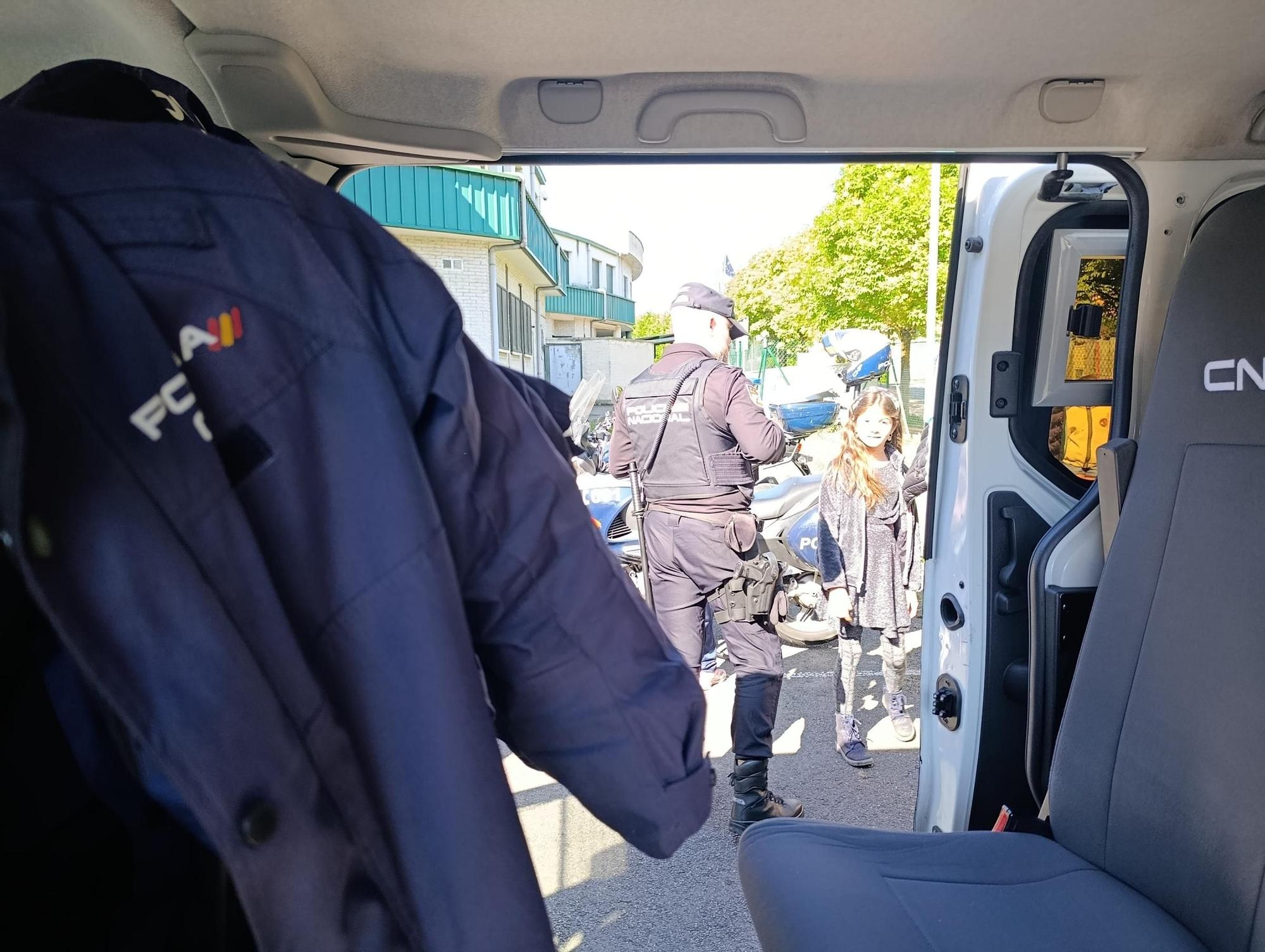 Así fue la exhibición de la Policía Nacional en el colegio La Fresneda, en Siero