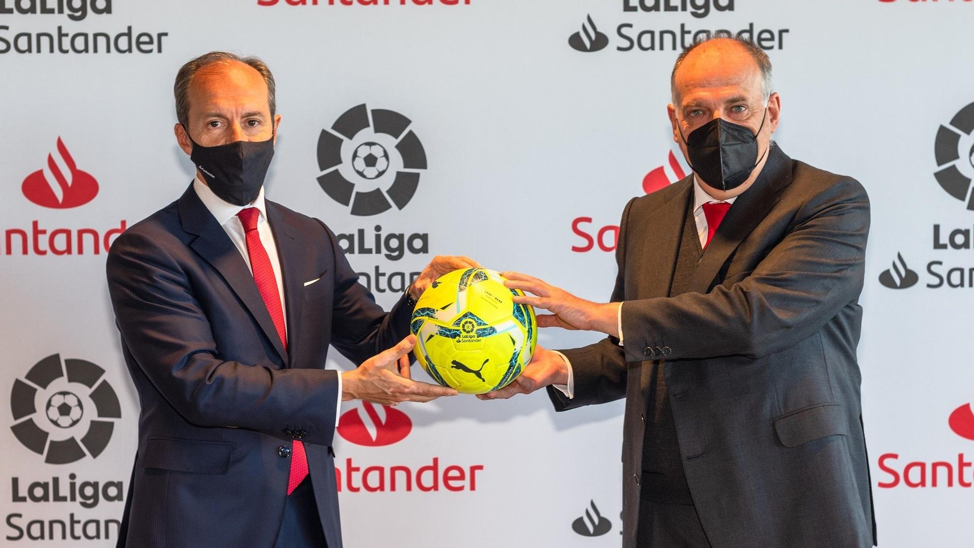 El presidente de La Liga, Javier Tebas, y Rami Aboukhair, consejero delegado de Santander España, presentan, este jueves, la renovación de su acuerdo hasta 2023.