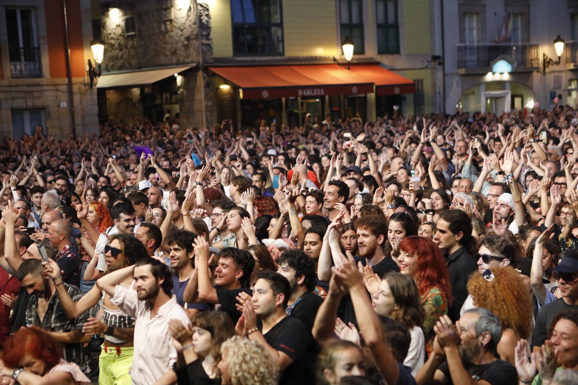 En imágenes: Concierto de "Ladilla rusa" en la plaza Mayor de Gijón