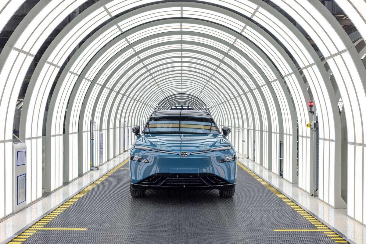 El nuevo Volkswagen ID.UNYX 08, fabricado en colaboración conn Xpeng, se produce localmente en Hefei.