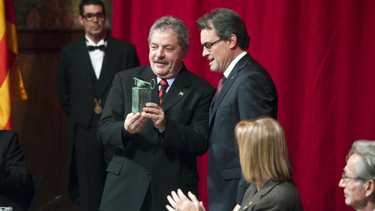 El expresidente de Brasil Luiz Inácio 'Lula' da Silva recoge el Premi Internacional Catalunya de manos de Artur Mas.