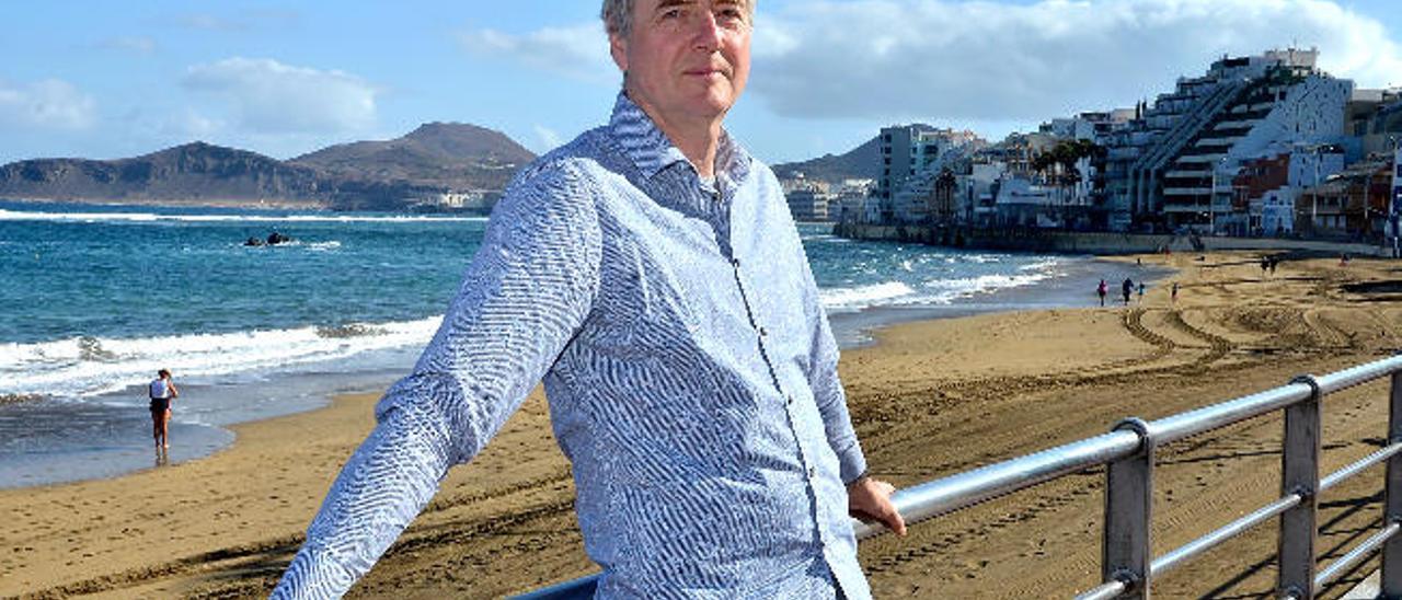 El director británico Paul Goodwin en el paseo de Las Canteras.