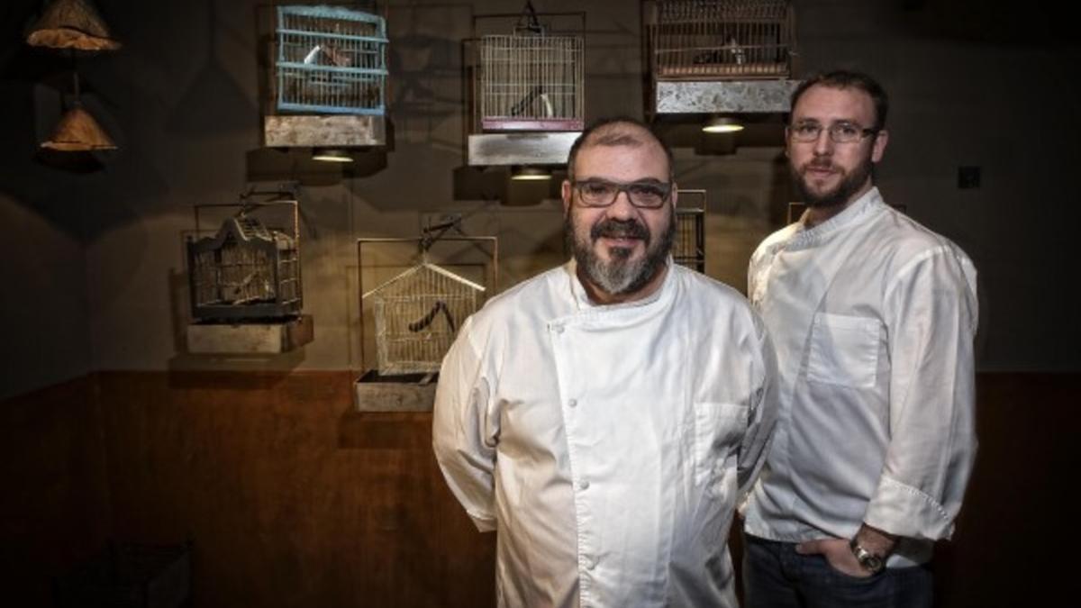 Jordi Herrera y Roger Viñas bajo las jaulas-lámparas de Manairó. Foto: Joan Cortadellas