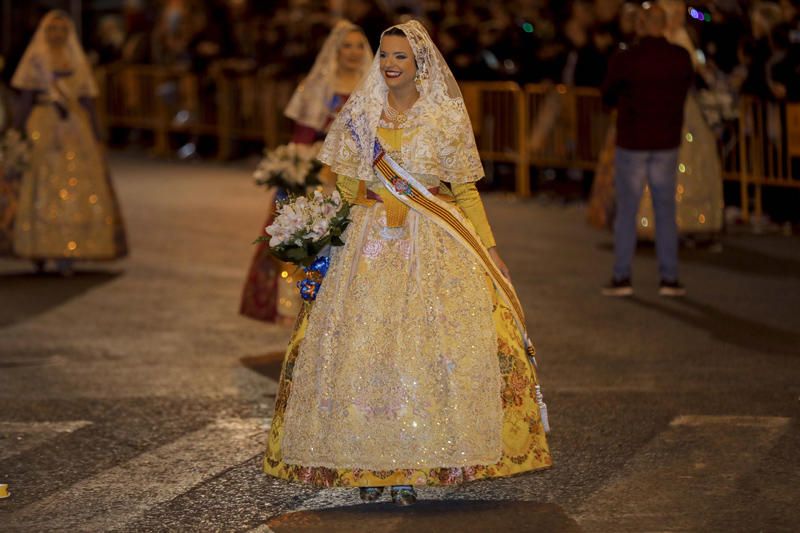 Marina Civera y su corte de honor en la Ofrenda de las Fallas 2019.