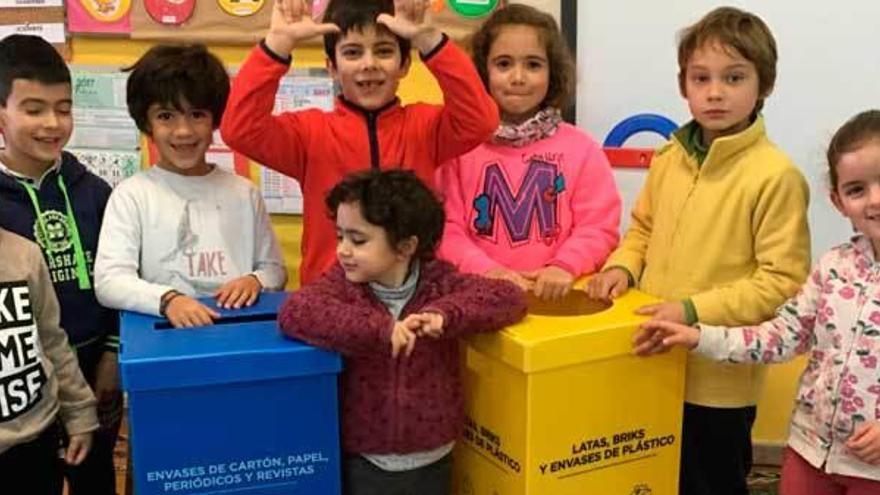 Alumnos del aula de Cadavedo, con las papeleras de reciclaje.