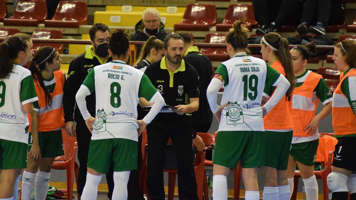 Juanma Cubero da instrucciones a sus jugadoras durante un partido del Cajasur Deportivo Córdoba.