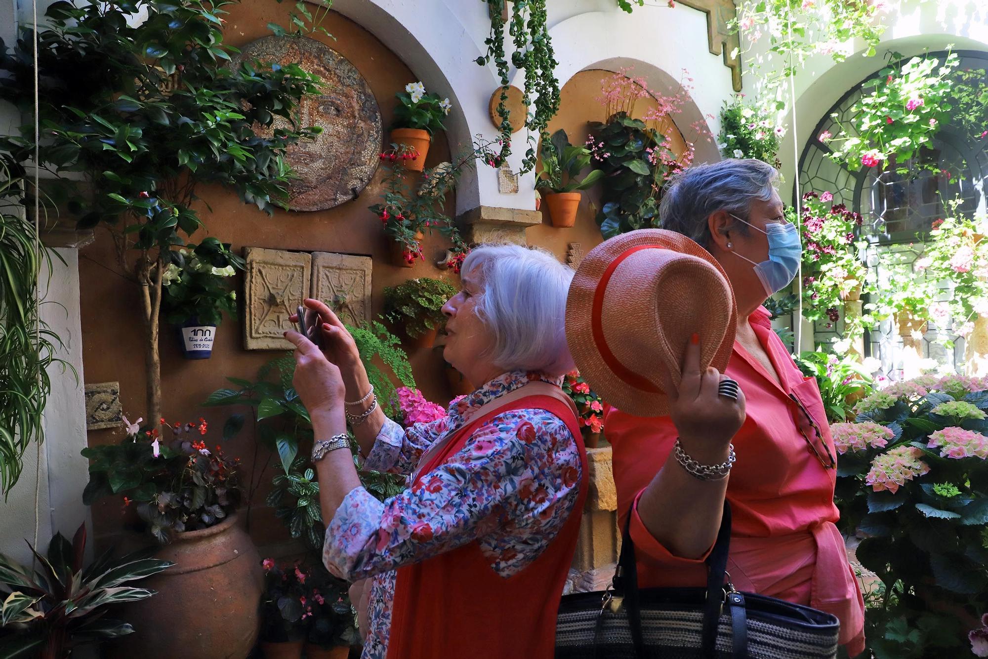 Largas colas en el primer sábado de patios