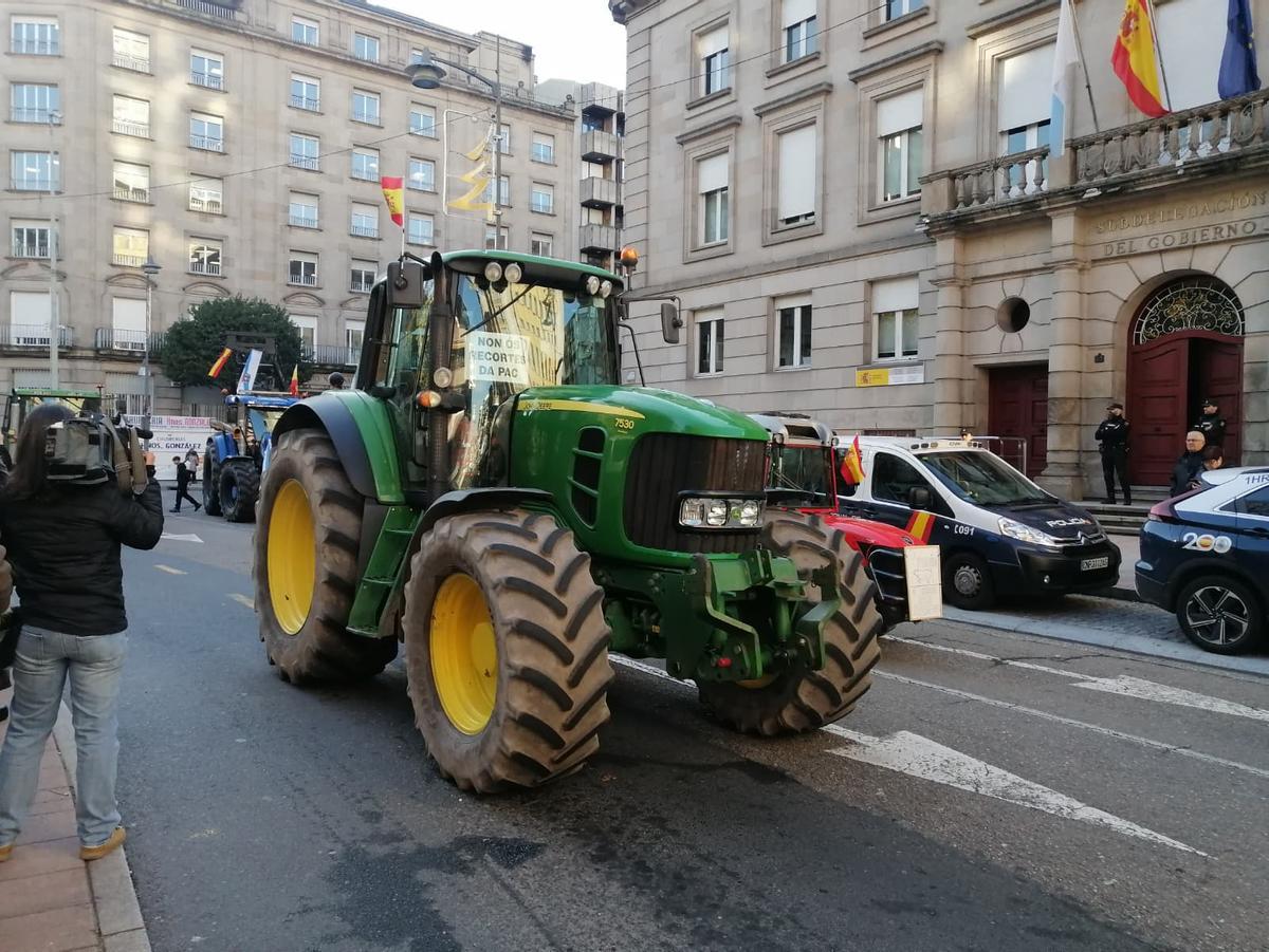 Uno de los tractores delante de la sede de la Subdelegación del Gobierno.