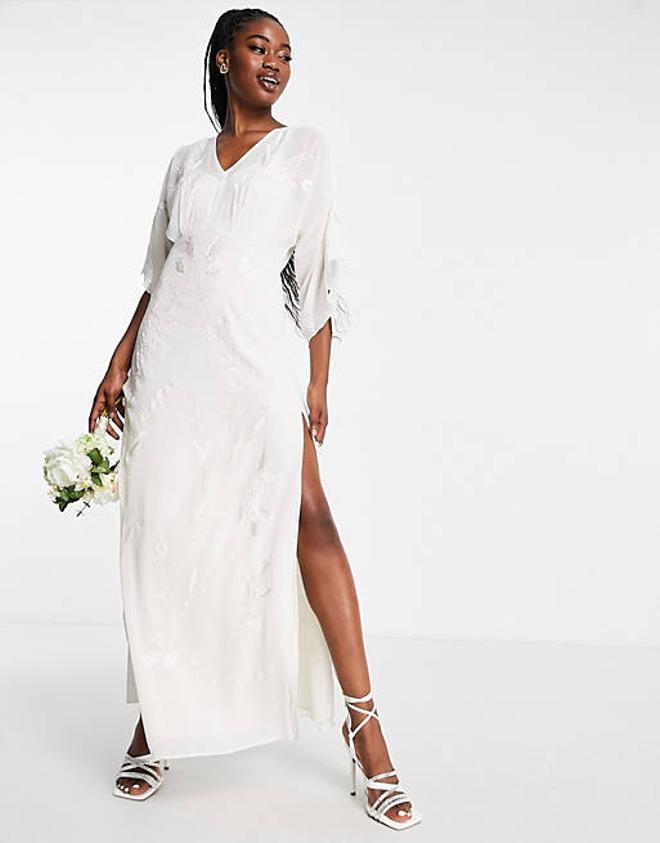Vestido de novia largo color marfil con diseño integral bordado de Hope &amp; Ivy
