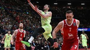 Milan (Italy), 27/03/2025.- FC Barcelona’s Tomas Satoransky (C) in action during the Euroleague Basketball match between EA7 Emporio Armani Milan and FC Barcelona in Milan, Italy, 27 March 2025.  (Baloncesto, Euroliga, Italia) EFE/EPA/DANIEL DAL ZENNARO