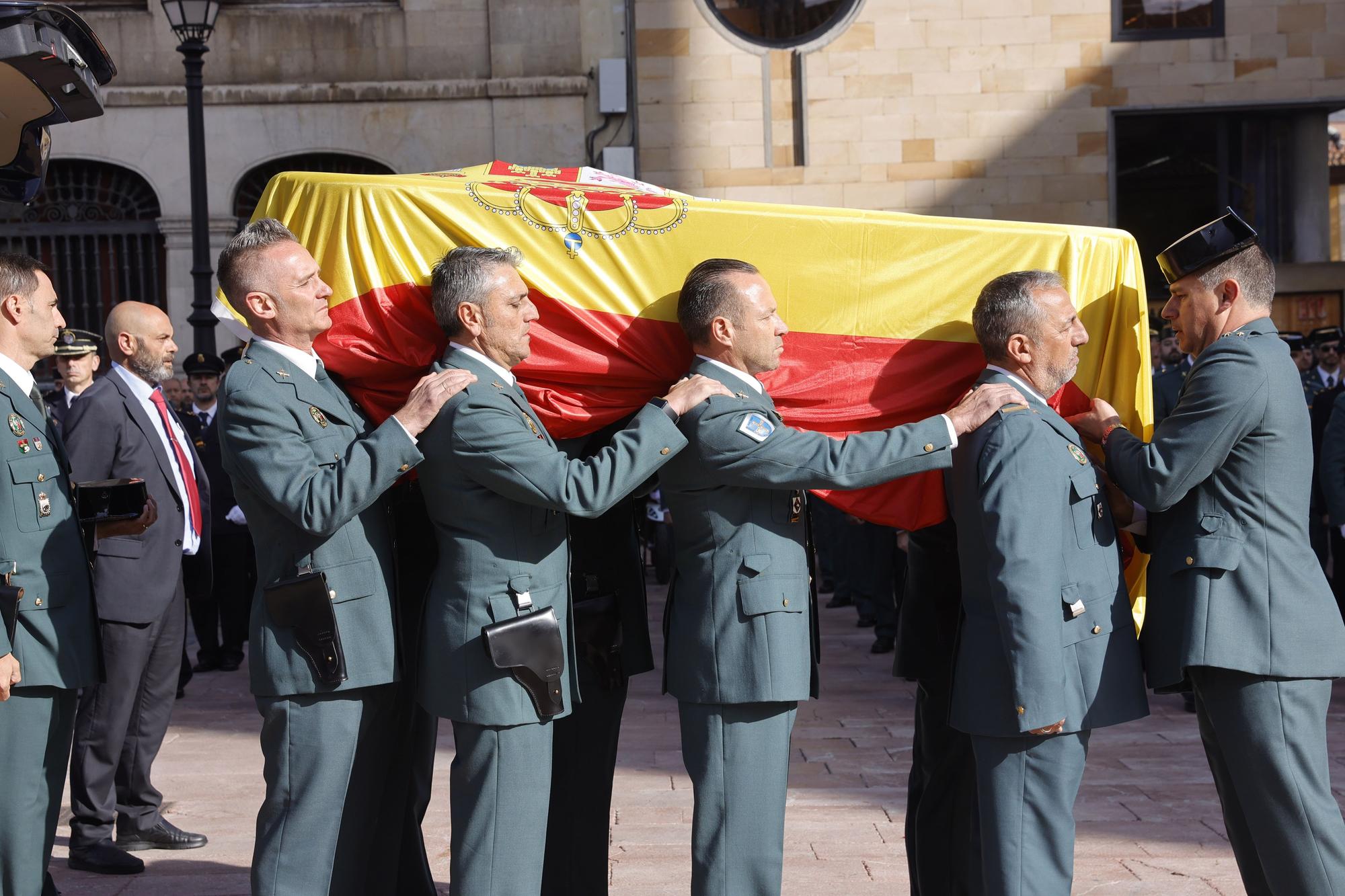 En imágenes: funeral en la catedral de Oviedo del guardia civil que evitó una masacre ciclista en Pravia