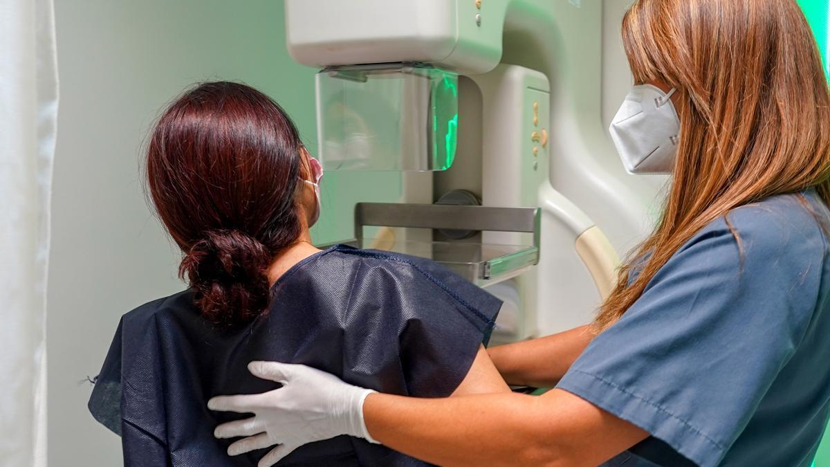 Una mujer se somete a una mamografía en un centro hospitalario