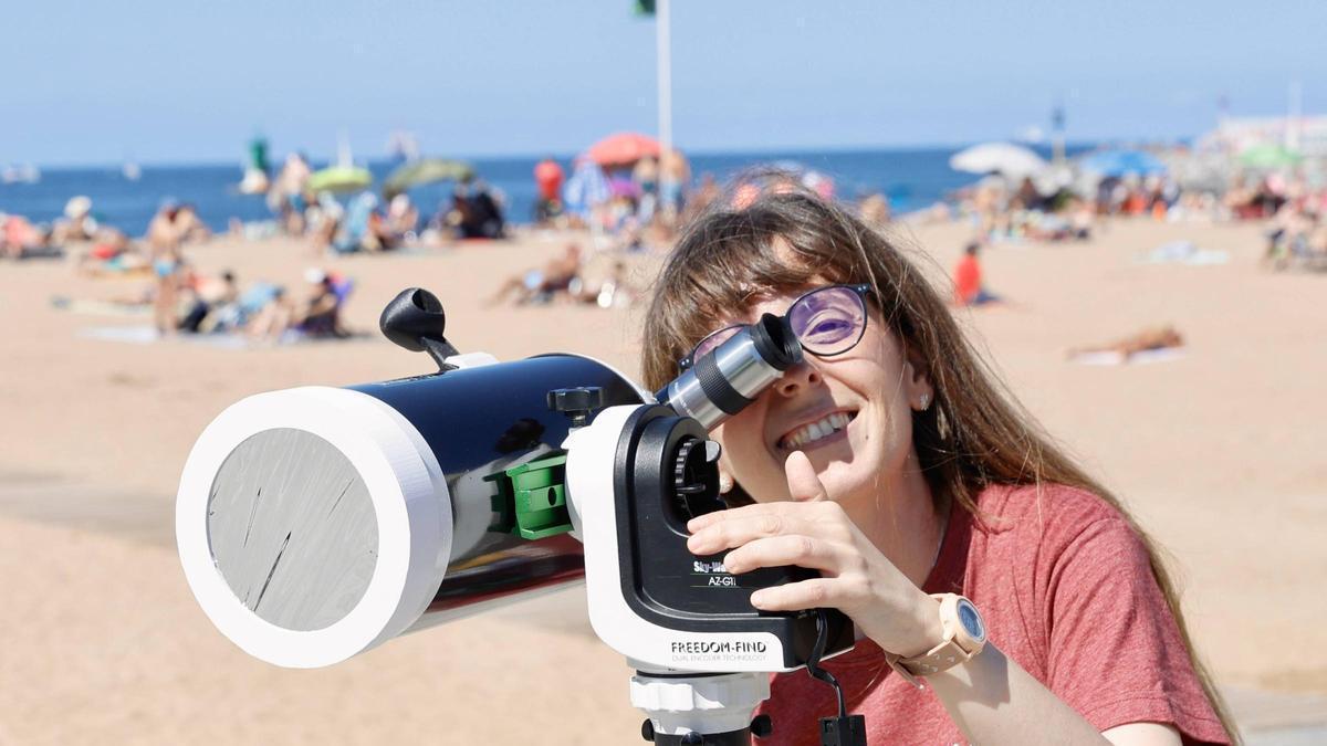Natalia Villanueva, en Poniente con su telescopio.