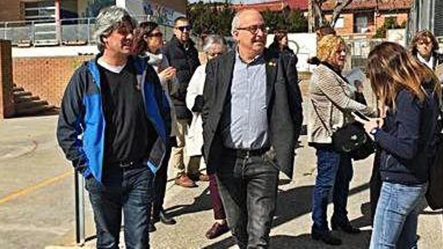 El conseller d&#039;Educació, Josep Bargalló (al centre), durant la visita que va fer ahir a centres del Moianès