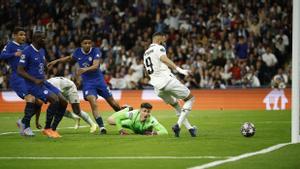 Karim Benzema empuja a la red el primer gol del Real Madrid. 