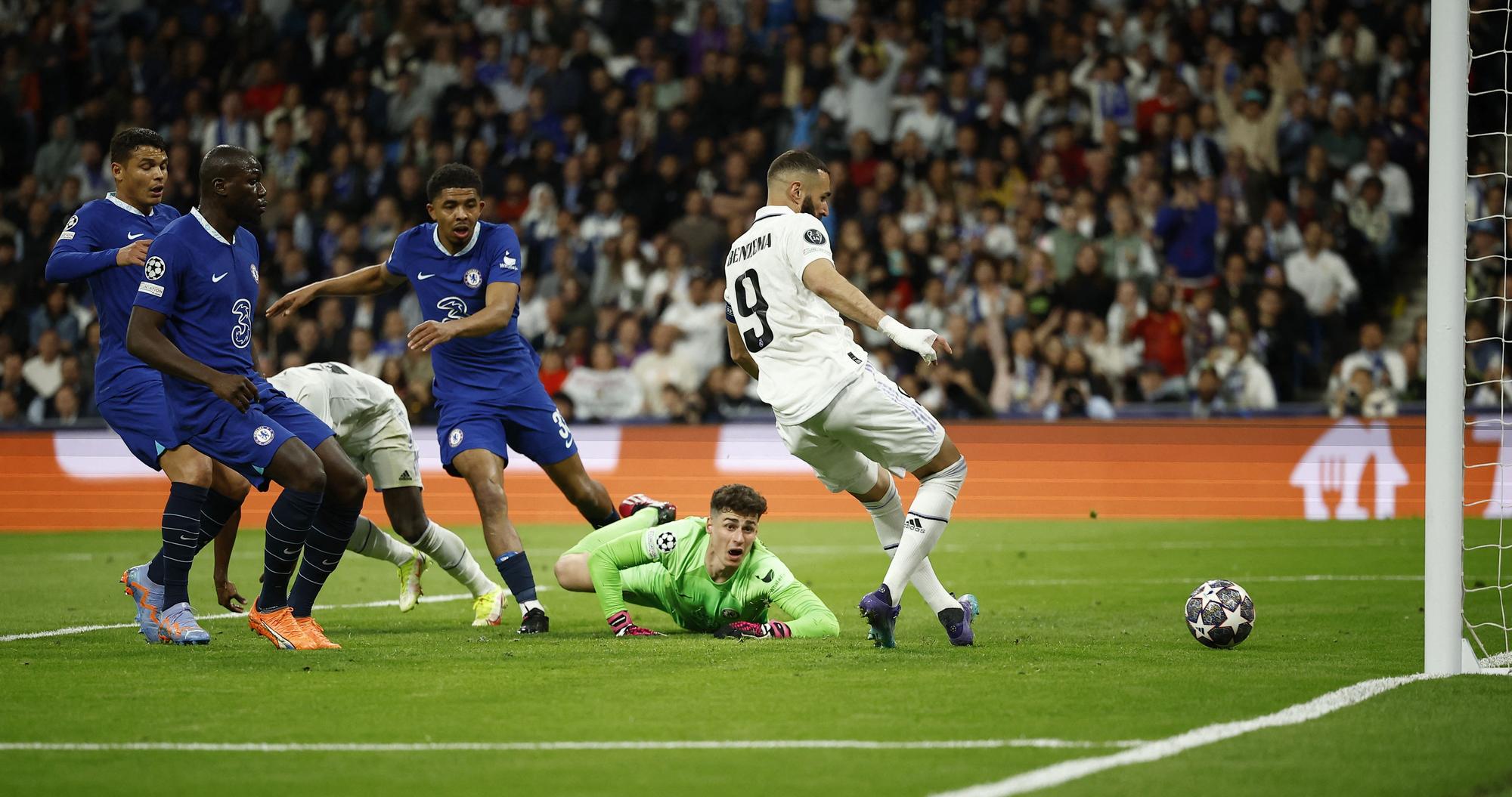 Karim Benzema empuja a la red el primer gol del Real Madrid.