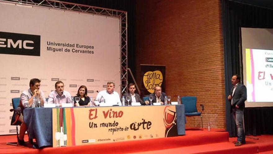 Moyano, segundo por la izquierda, interviene en el curso universitario sobre el mundo del vino.