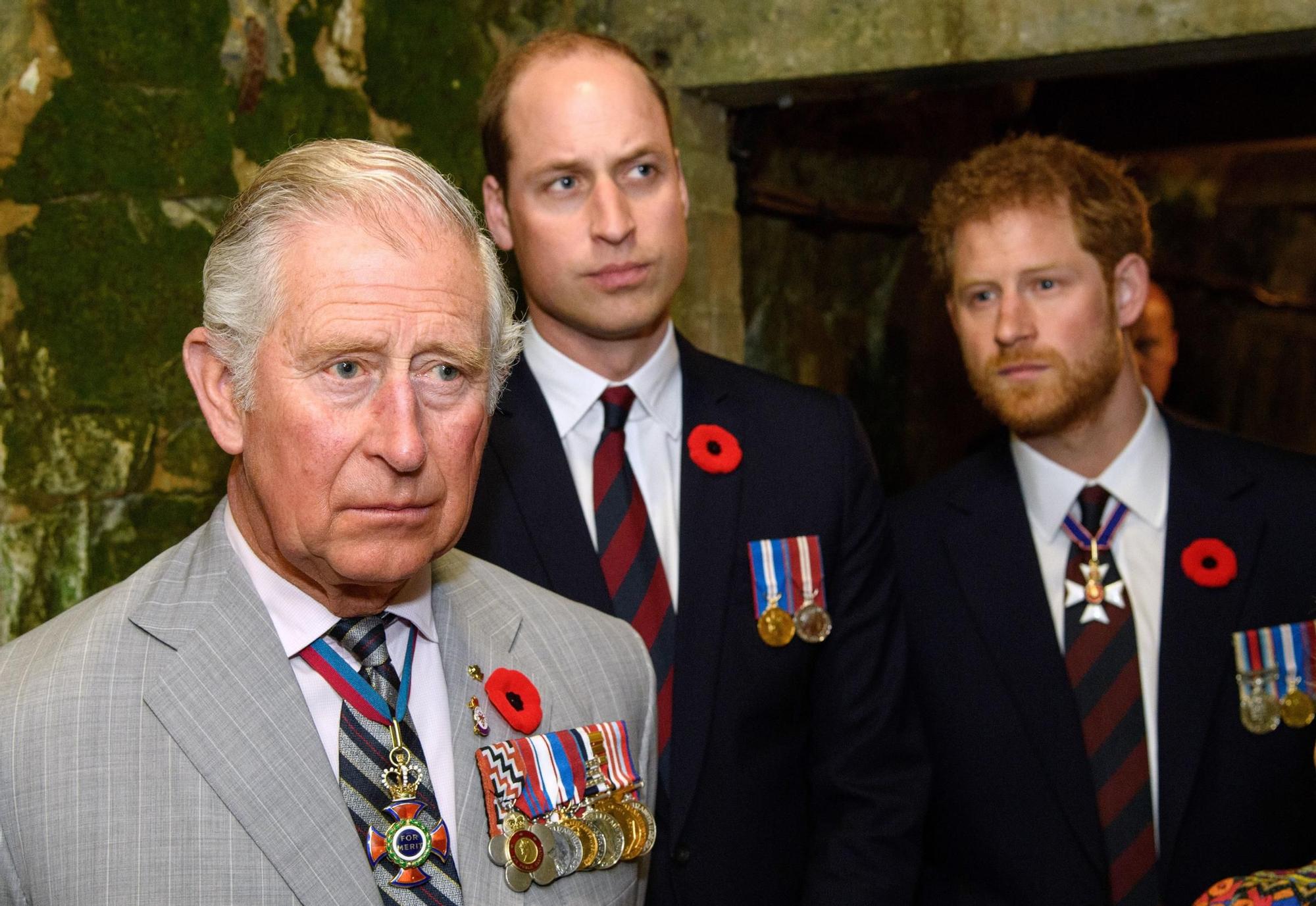 El rey Carlos III junto a sus dos hijos, el príncipe William y el príncipe Harry