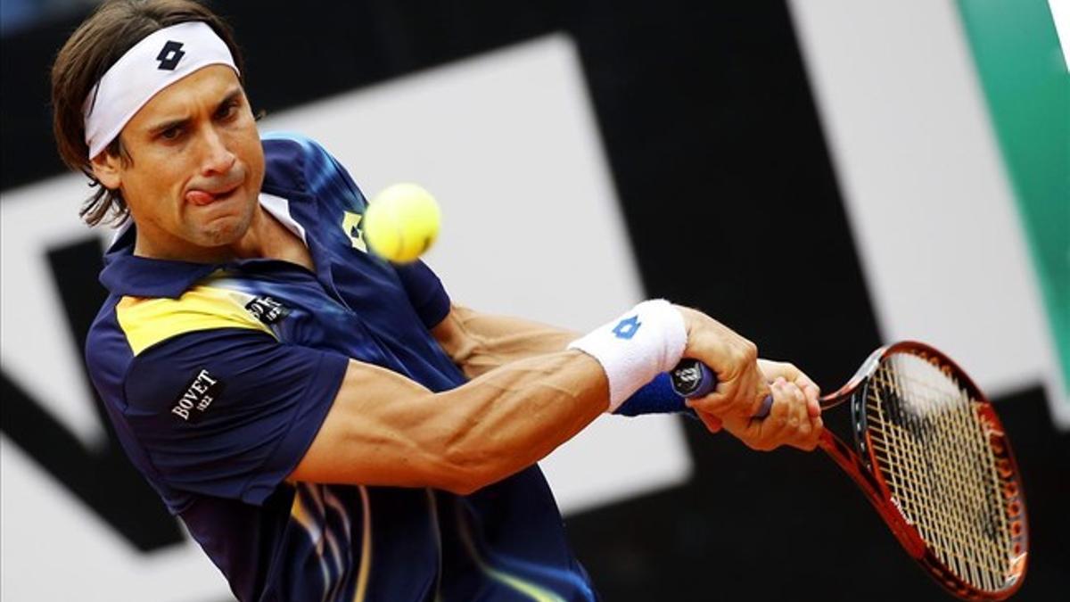 Ferrer devuelve una bola de revés durante la semifinal del Masters 1.000 de Roma contra Djokovic.