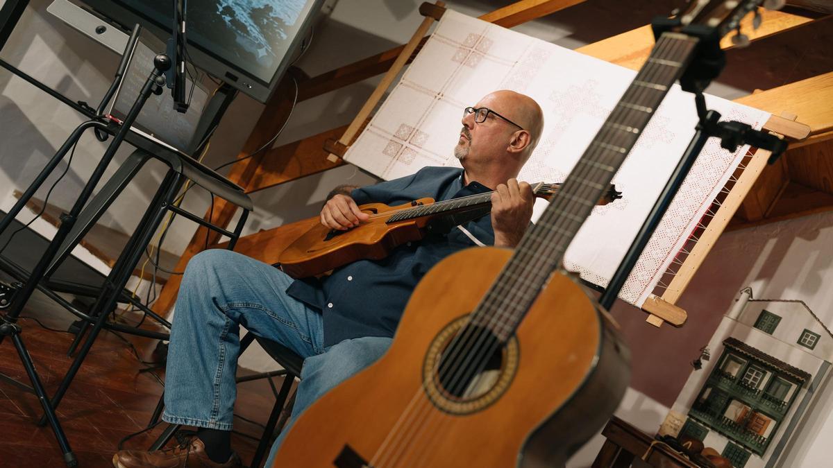 Carmelo Sánchez toca la guitarra.