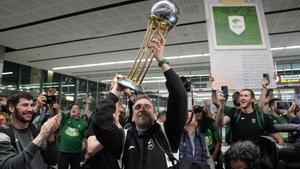 Ibon Navarro sostiene el trofeo de la Copa del Rey a su llegada al aeropuerto de Málaga