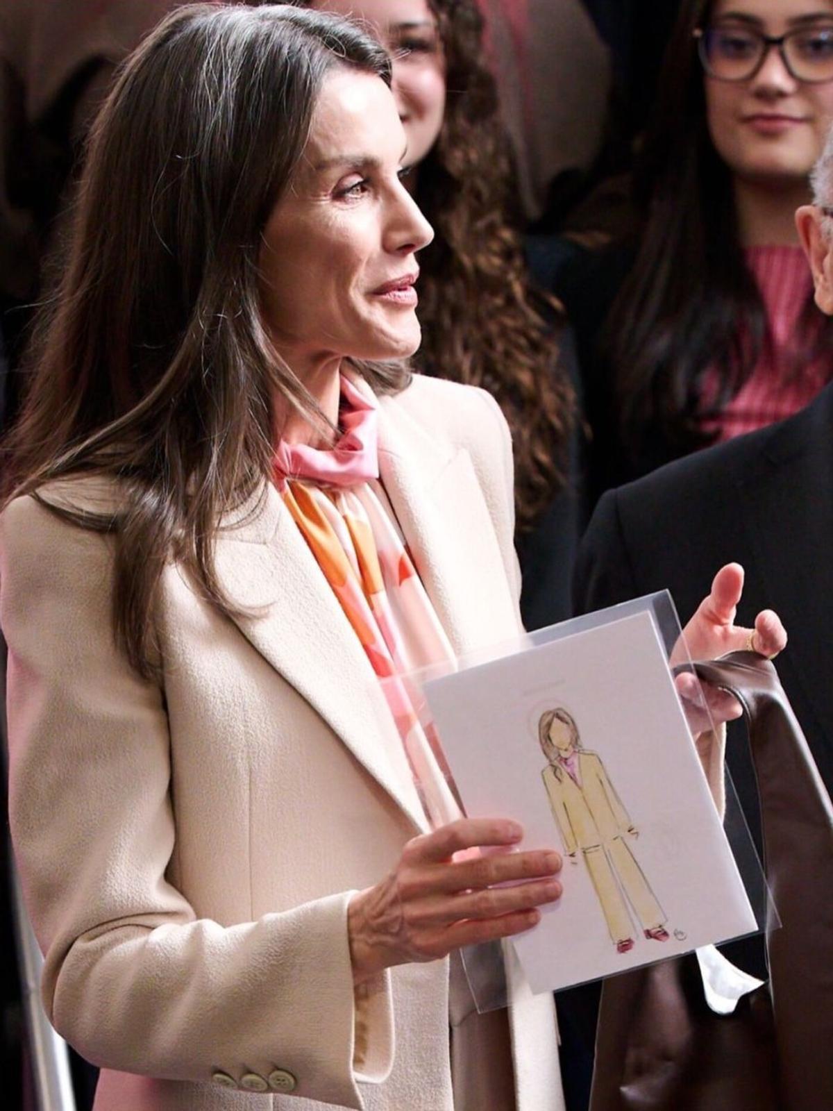La reina Letizia, el pasado 8 de abril en Madrid, con la ilustración que le hizo la joven lanzaroteña Melody Armas Caraballo