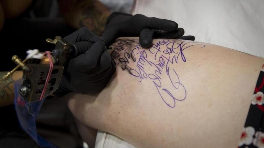 Las nanopartículas de los tatuajes llegan hasta los ganglios