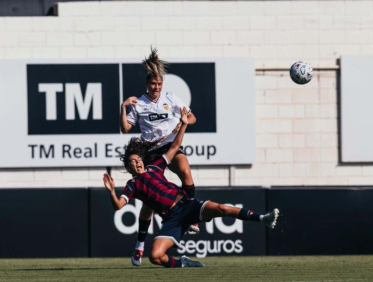 Nazareth despeja un balón en un duelo aéreo