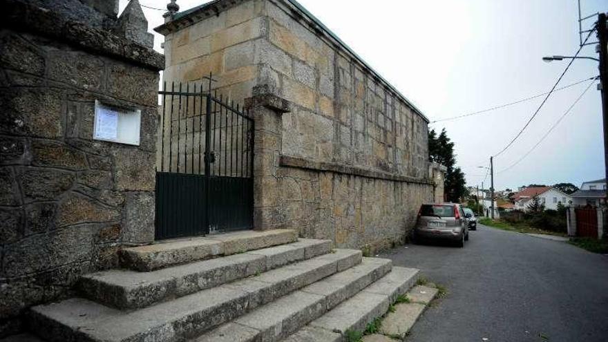 Escaleras del cementerio de A Illa de Arousa. // Iñaki Abella