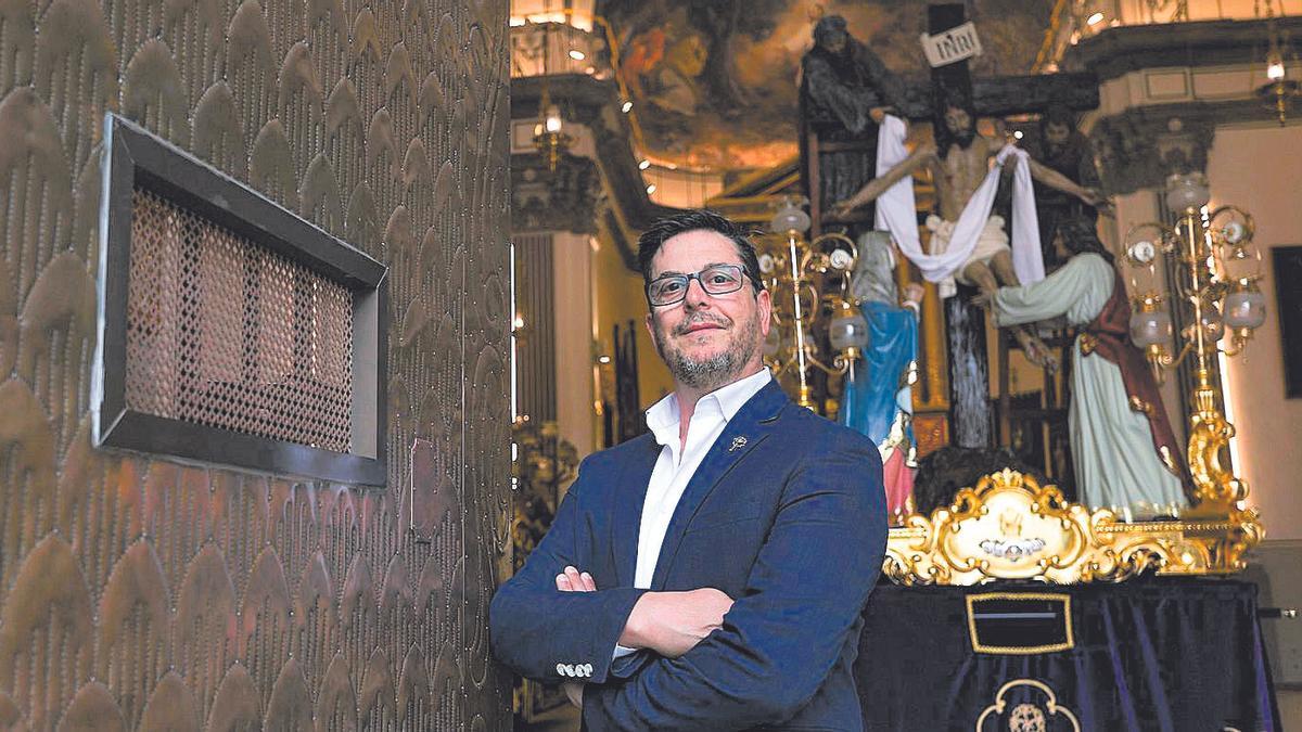 El clavario, en la ermita, con el anda que ha restaurado la mayoralía al fondo.