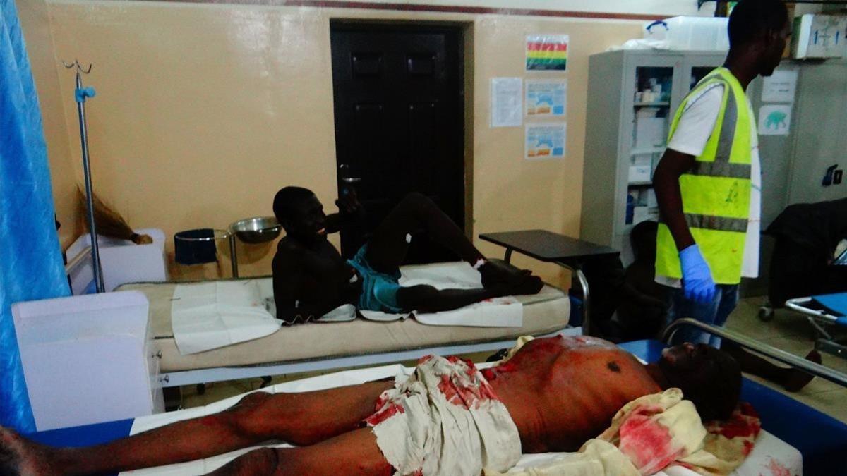 Una víctima de un ataque suicida yace en una cama de hospital esperando a ser atendida, en Maiduguri (nordeste de Nigeria), el 15 de agosto.