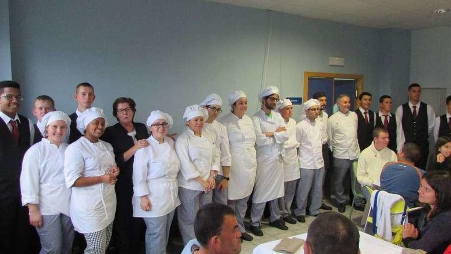 Los alumnos de la Escuela de Cocina de Llanes, ayer, durante la jornada saludable.