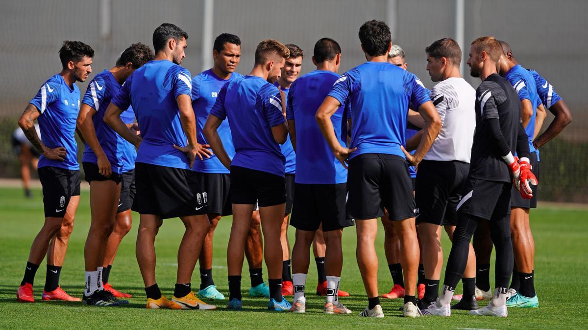 Robert Moreno da instrucciones a sus jugadores durante un entrenamiento.