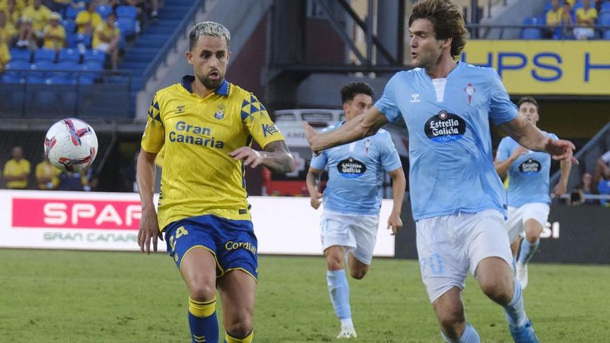 Januzaj pugna por un balón con Marcos Alonso en el partido disputado en Siete Palmas y que le costó el puesto a Luis Carrión.