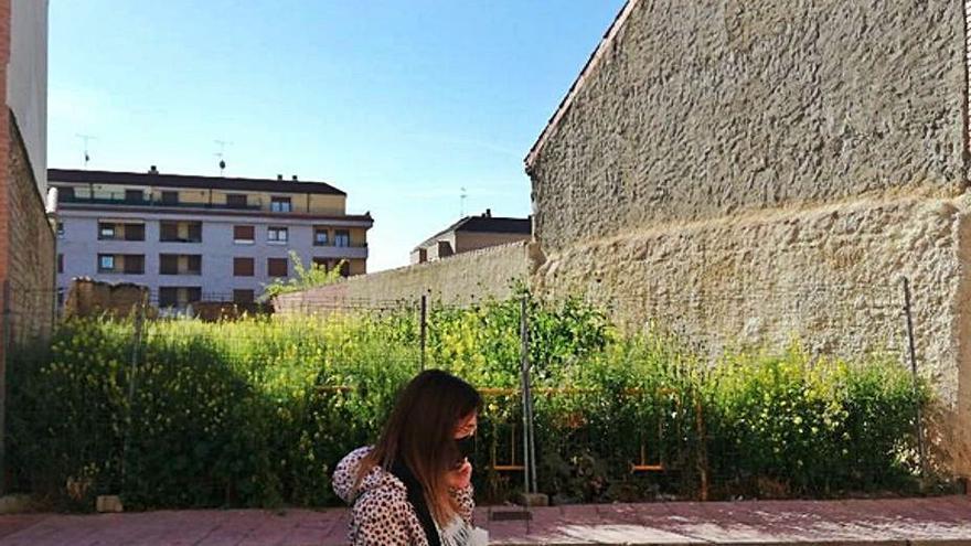 Un solar lleno de maleza en la calle San Miguel, cerca de Santa Clara. | M. F.