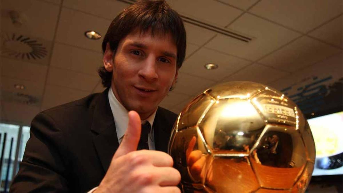 Leo Messi con su primer Balón de Oro, conquistado en 2009