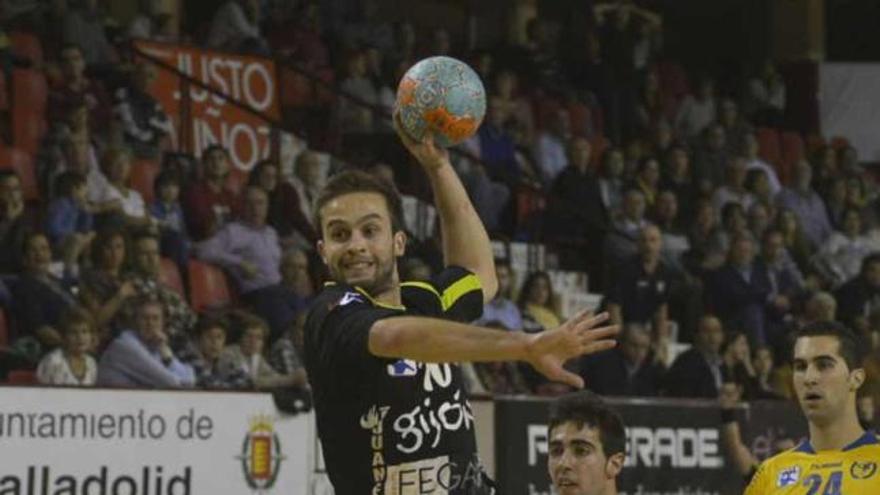 Nacho Huerta lanza a portería en el partido ante el Cuatro Rayas Valladolid.