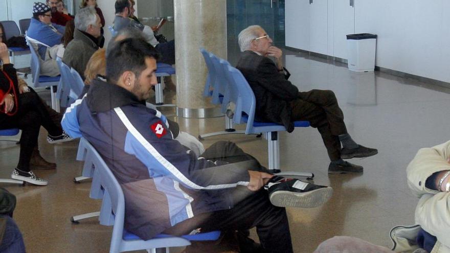 Pacientes en las salas de espera del hospital de Santa Lucía.