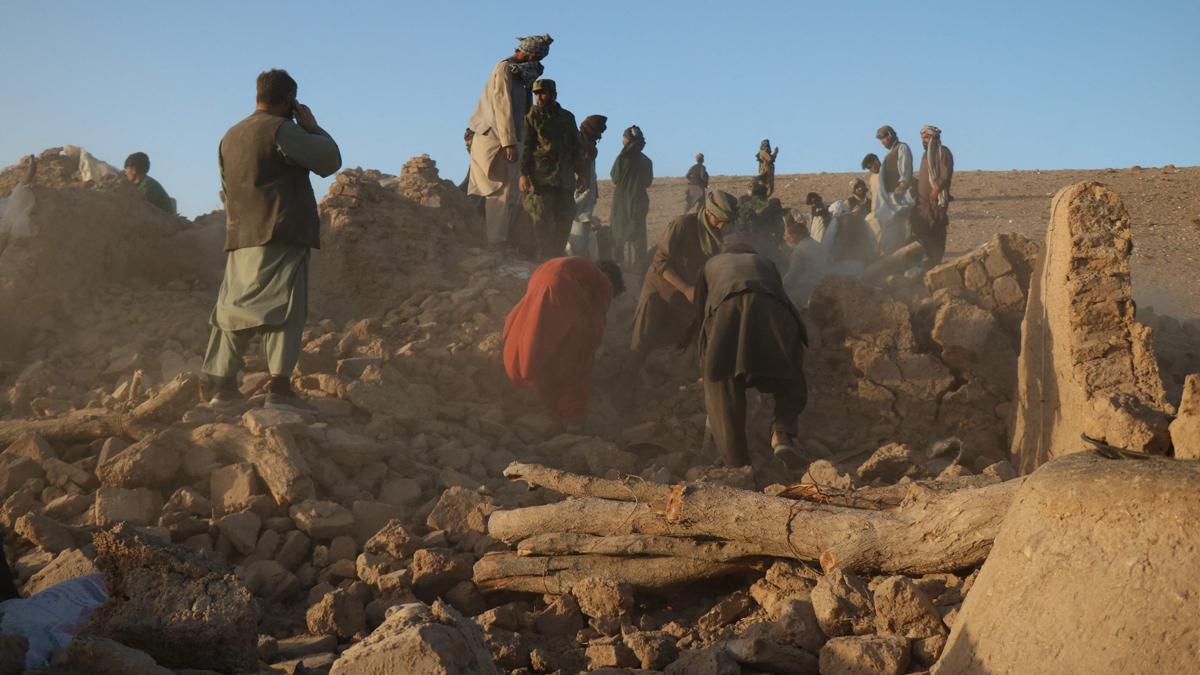 Al menos 2.000 muertos por la cadena de terremotos en el noroeste de Afganistán