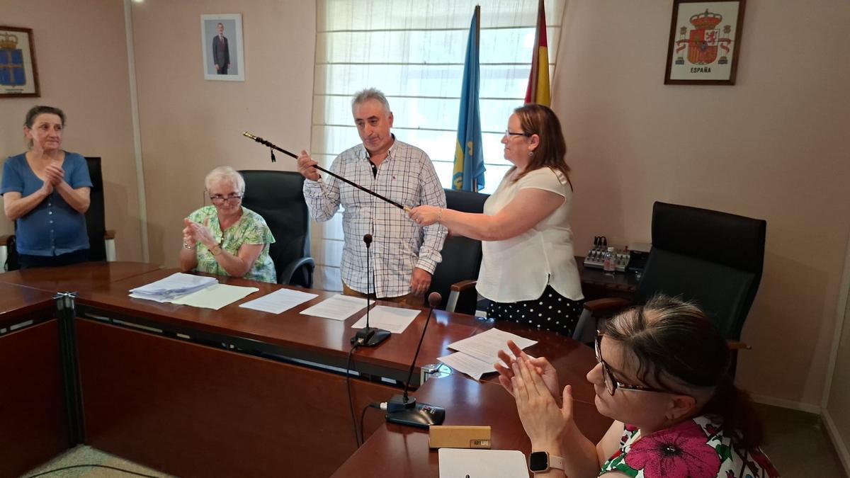 Grandas de Salime tiene nuevo alcalde: Carlos García toma posesión "con humildad" e intención de "honrar la memoria de Eustaquio Revilla"