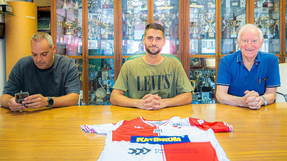 Arellano fue presentado en la sede del club junto a Perú y el vicepresidente Ramón García.