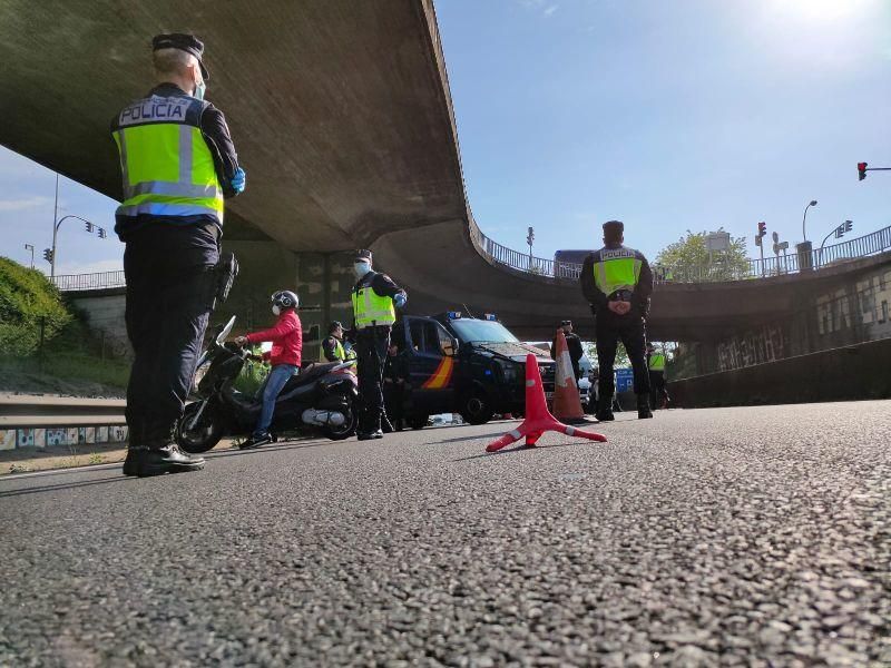 Controles exhaustivos en Vigo ante la llegada del fin de semana. // Alba Villar | FdV