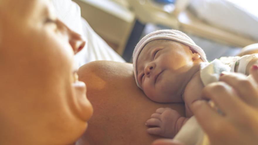 Un bebé recién nacido, con su madre.