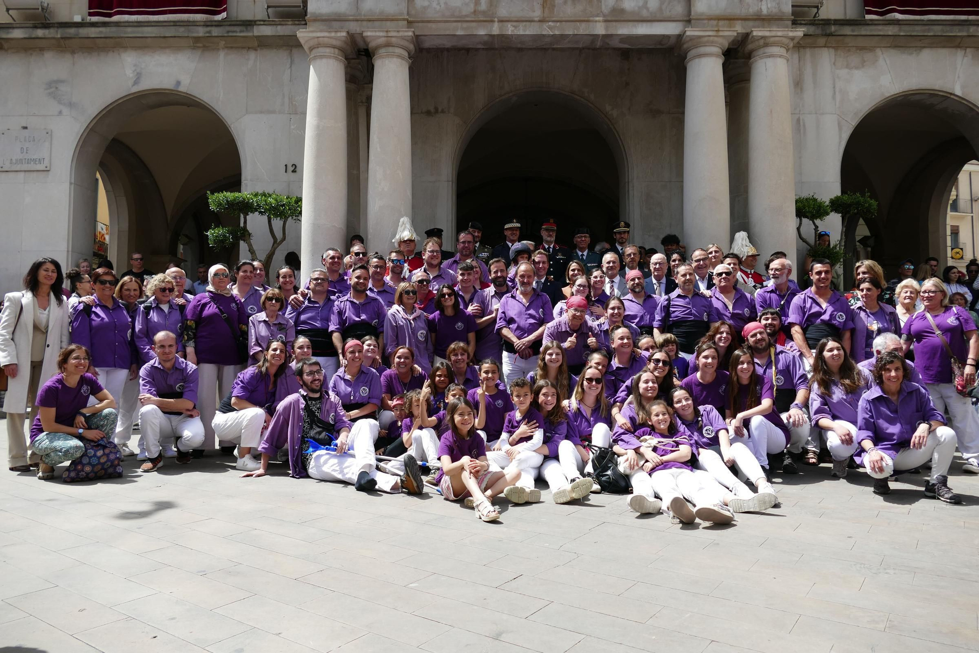 El tradicional pilar caminant de la Colla Castellera de Figueres congrega centenars de persones