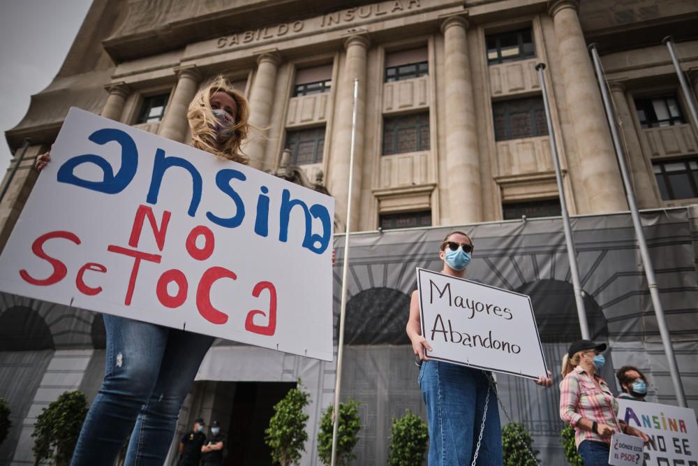 Concentración frente al Cabildo Ansina.