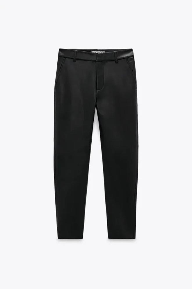 Pantalón efecto piel, de Zara