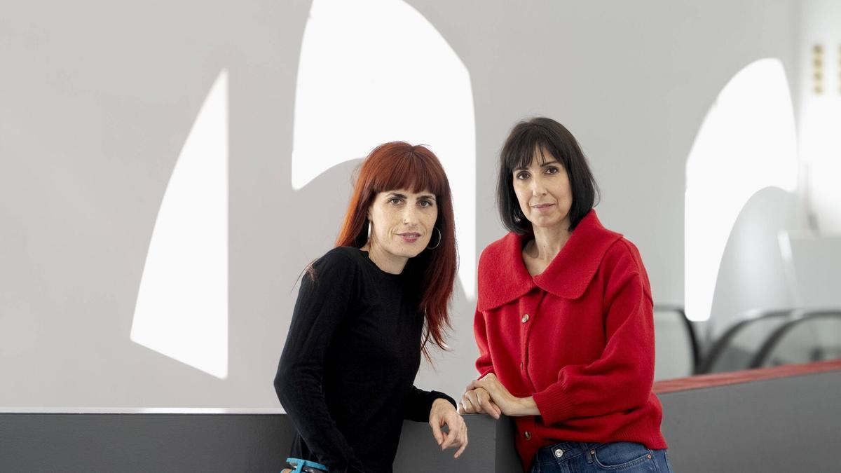 Eva Libertad (de rojo) y Miriam Garlo, directora y protagonista de la película 'Sorda', retratadas en el CCCB de Barcelona.